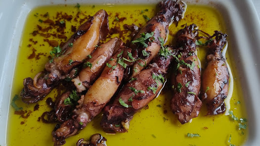 Mesa farta com pratos do Buteco da Baleia